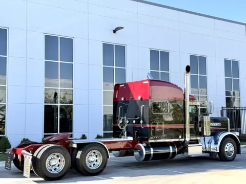 More photos of 2019 PETERBILT 389 at Forge Truck Centers - Illinois, IL