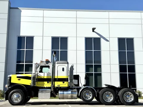 More photos of 2008 PETERBILT 388 at Forge Truck Centers - Illinois, IL