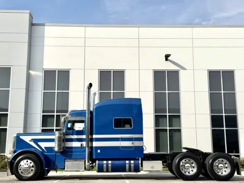More photos of 2019 PETERBILT 389 at Forge Truck Centers - Illinois, IL