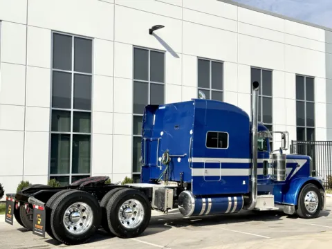 More photos of 2019 PETERBILT 389 at Forge Truck Centers - Illinois, IL