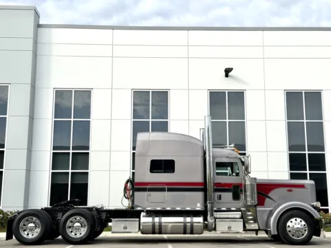 Another view of 2014 PETERBILT 389 for sale in New Lenox, IL at Forge Truck Centers - Illinois