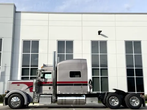 More photos of 2014 PETERBILT 389 at Forge Truck Centers - Illinois, IL