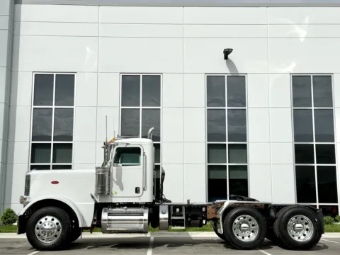 More photos of 2020 PETERBILT 389 at Forge Truck Centers - Illinois, IL