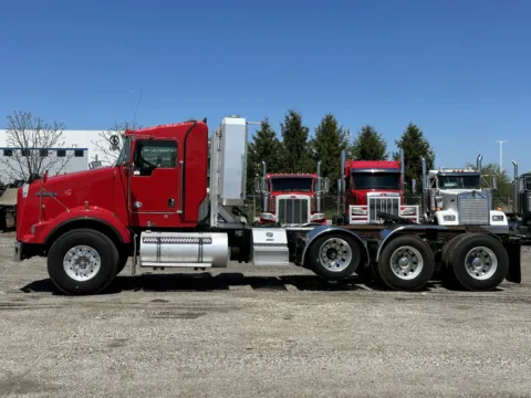 More photos of 2012 KENWORTH T800 at Forge Truck Centers - Illinois, IL