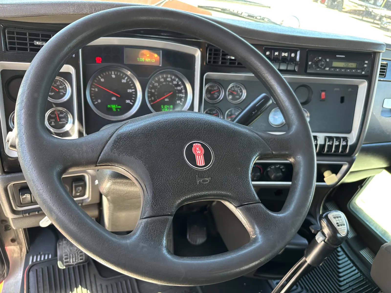 2012 Kenworth T800 - image 16
