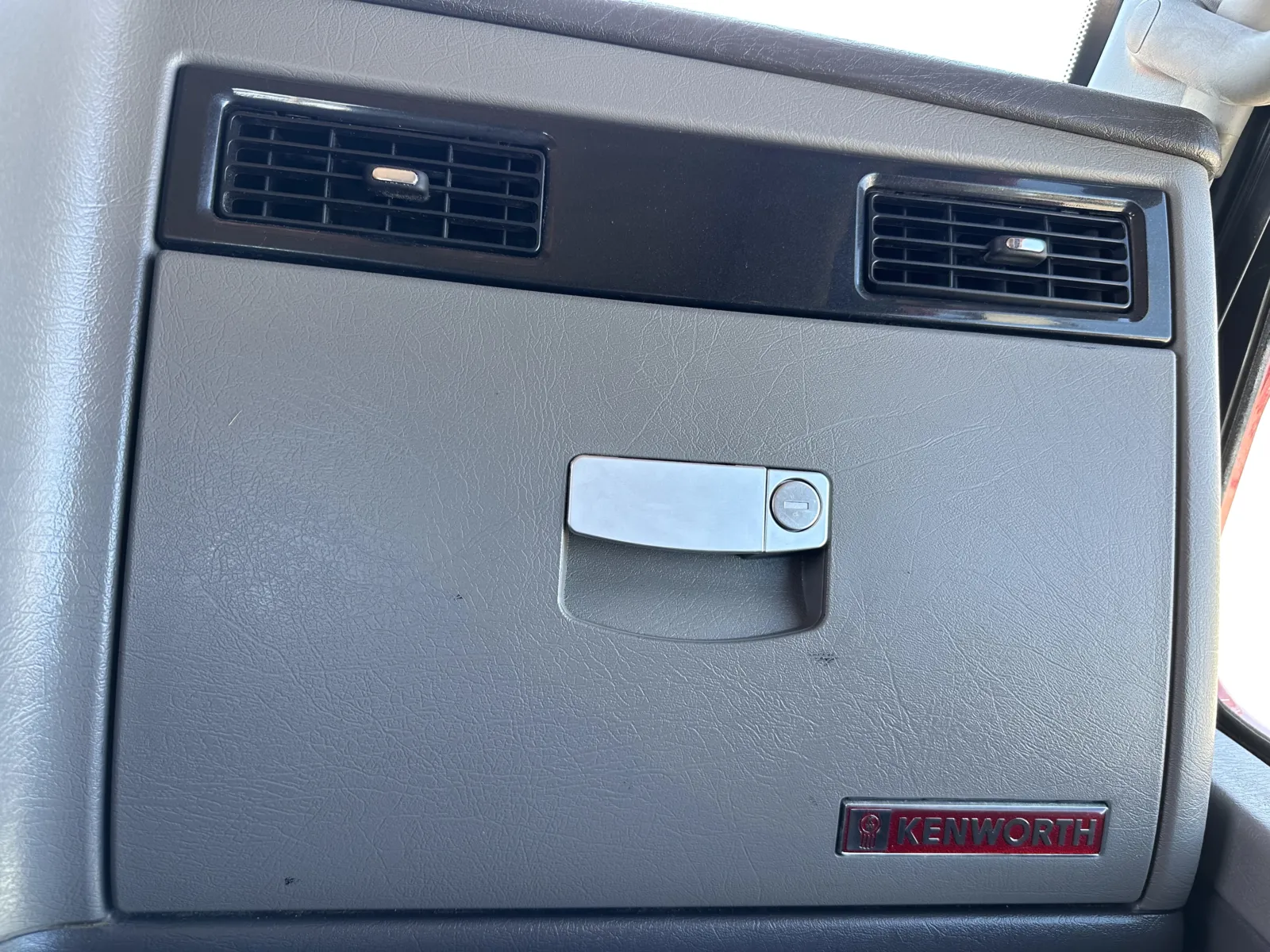 2012 Kenworth T800 - image 19