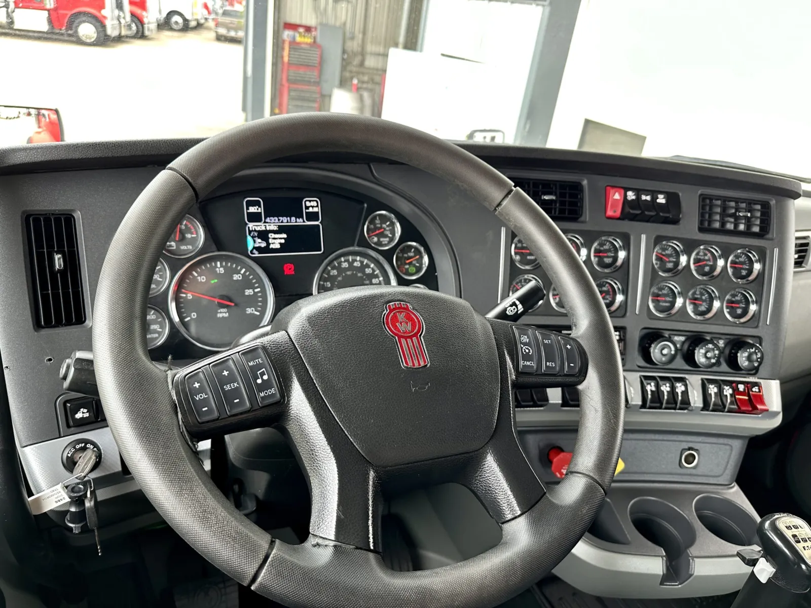 2020 Kenworth T880 - image 15