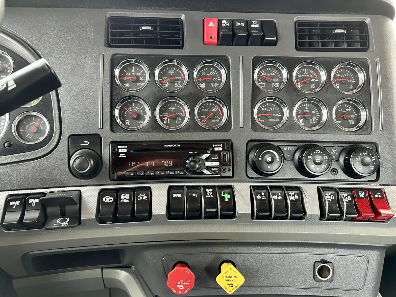 2020 Kenworth T880 - image 18