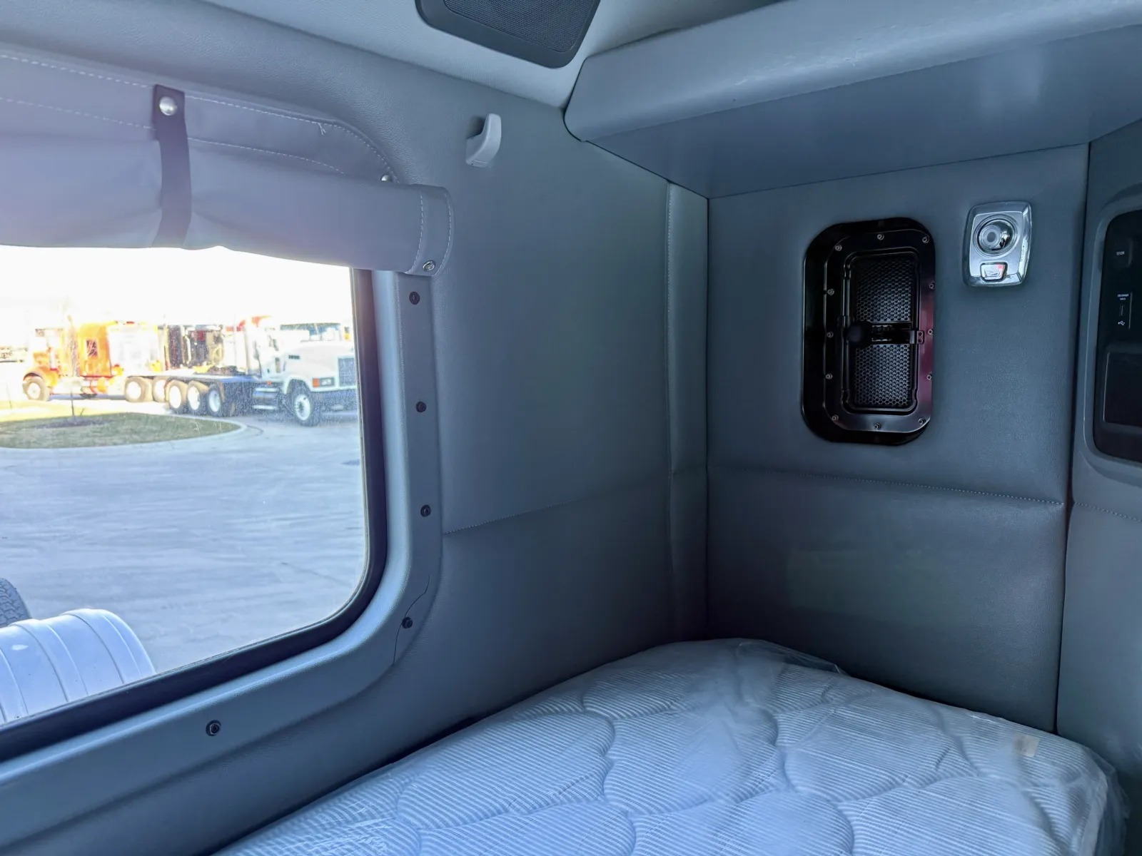 2020 Kenworth T880 - image 24