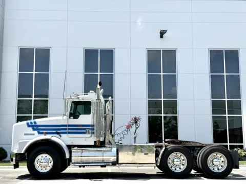 More photos of 1998 KENWORTH T800 at Forge Truck Centers - Illinois, IL
