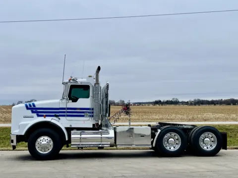 More photos of 1998 KENWORTH T800 at Forge Truck Centers - Illinois, IL