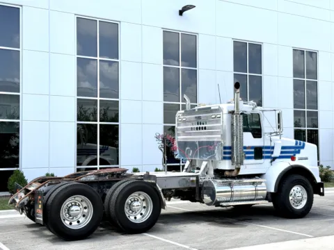 More photos of 1998 KENWORTH T800 at Forge Truck Centers - Illinois, IL