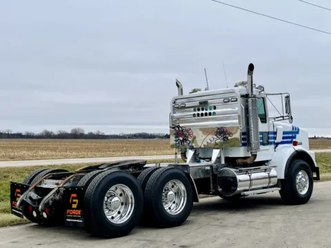 More photos of 1998 KENWORTH T800 at Forge Truck Centers - Illinois, IL