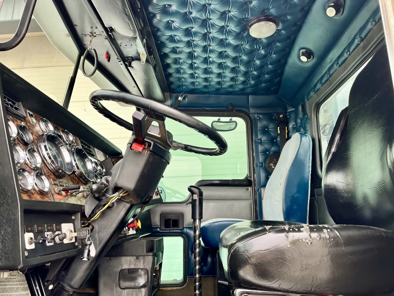 1998 Kenworth T800 - image 14