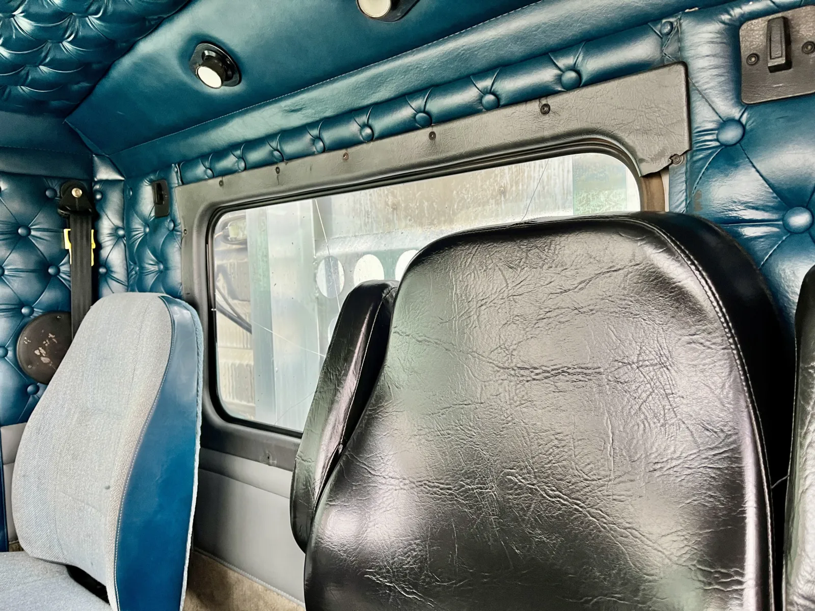 1998 Kenworth T800 - image 20