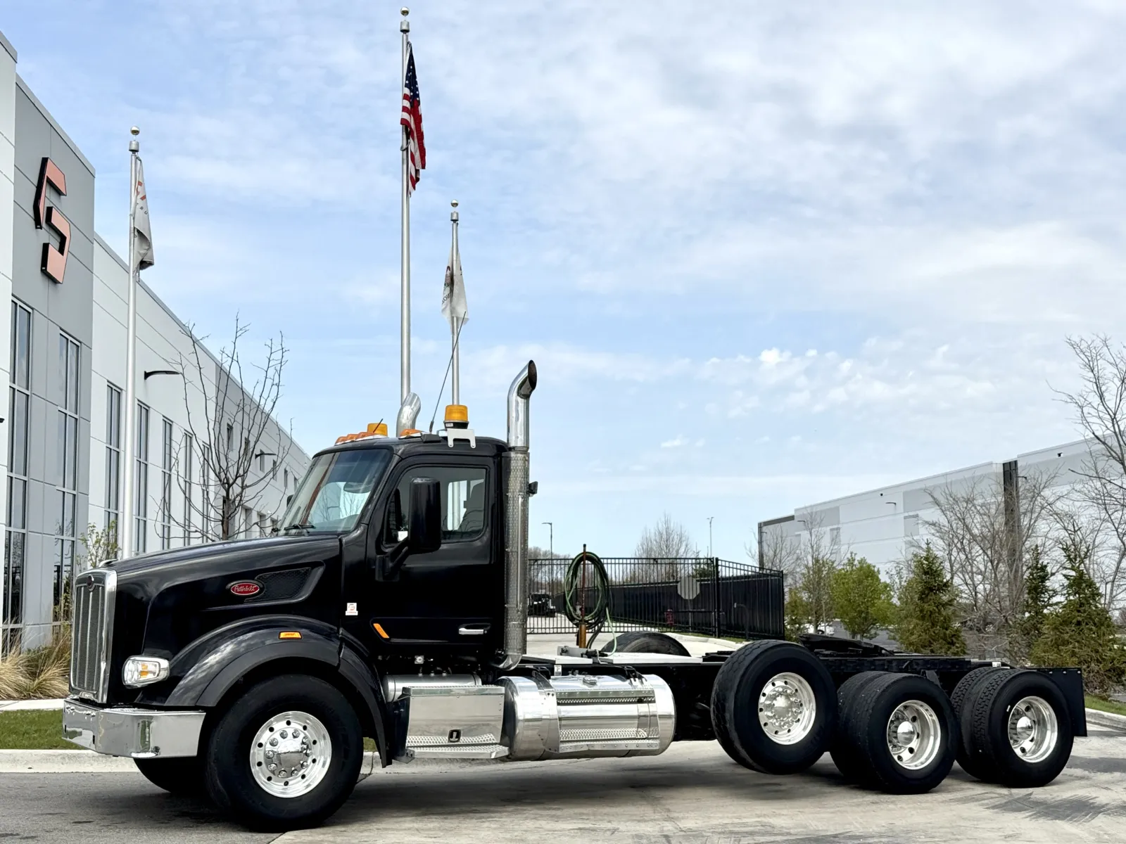 2015 Peterbilt 567 - image 1