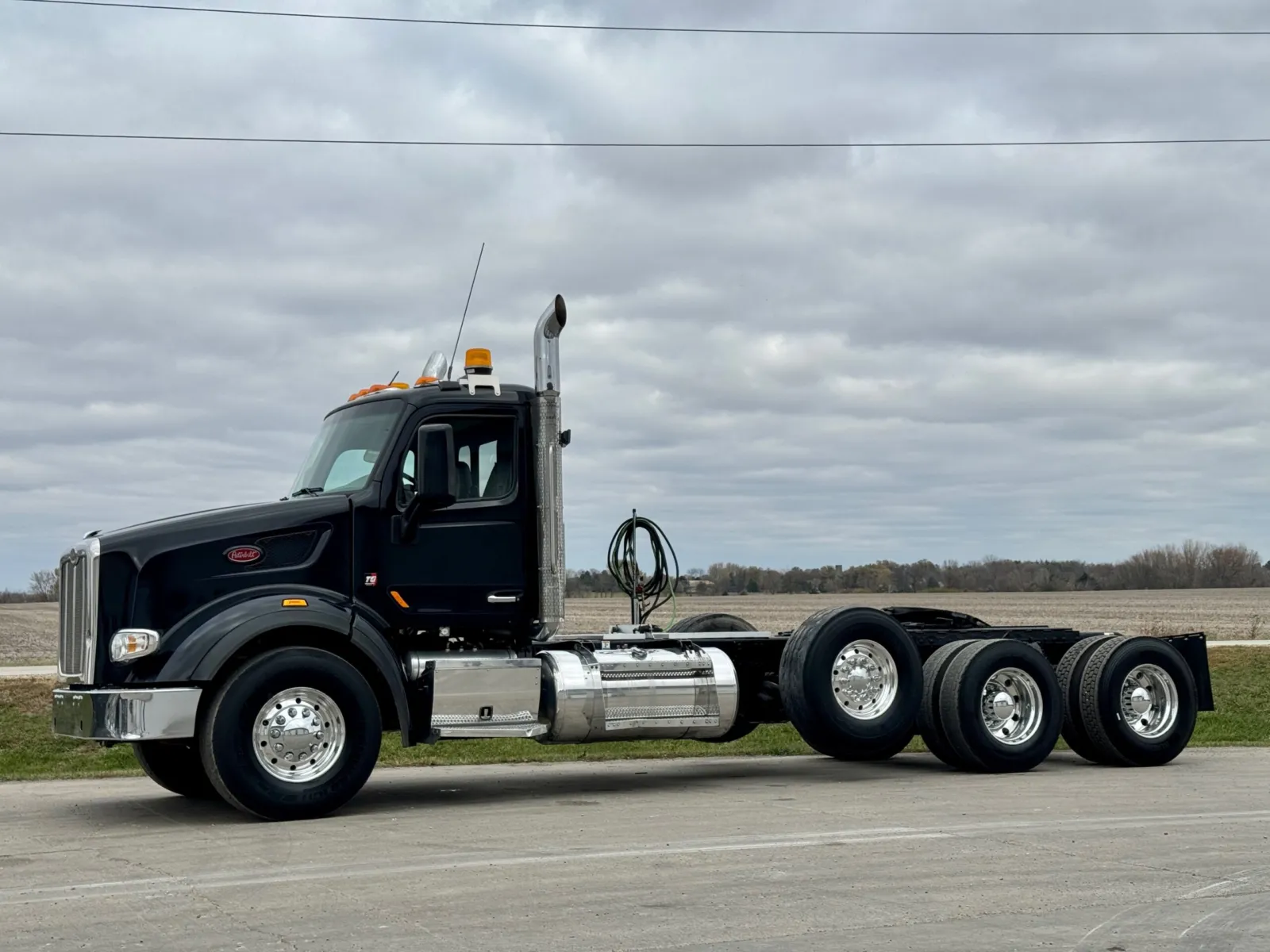 2015 Peterbilt 567 - image 2