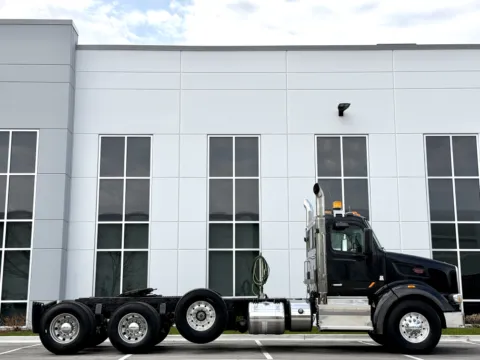 Another view of 2015 PETERBILT 567 for sale in New Lenox, IL at Forge Truck Centers - Illinois