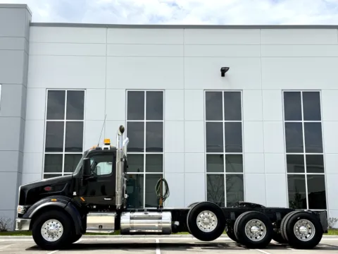 More photos of 2015 PETERBILT 567 at Forge Truck Centers - Illinois, IL