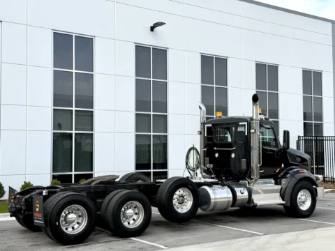 More photos of 2015 PETERBILT 567 at Forge Truck Centers - Illinois, IL