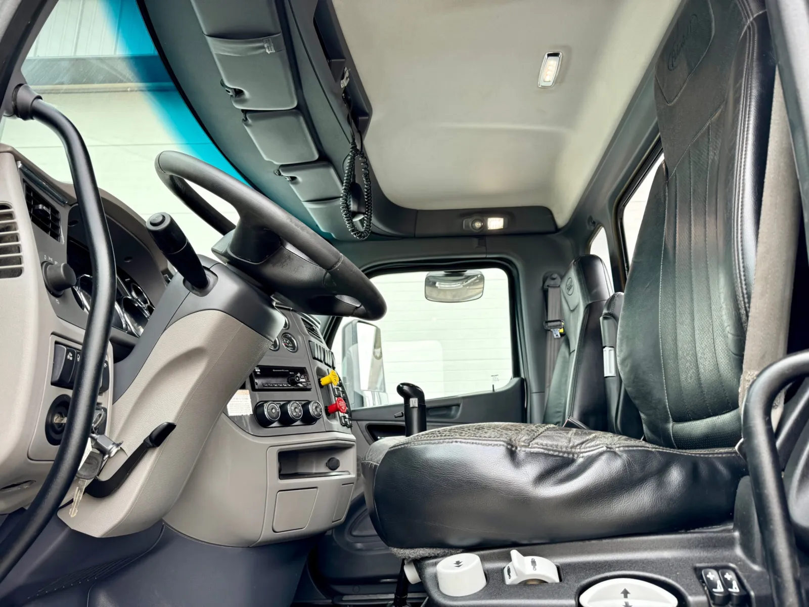 2015 Peterbilt 567 - image 13