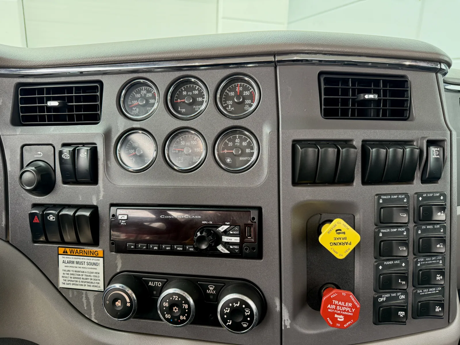 2015 Peterbilt 567 - image 18