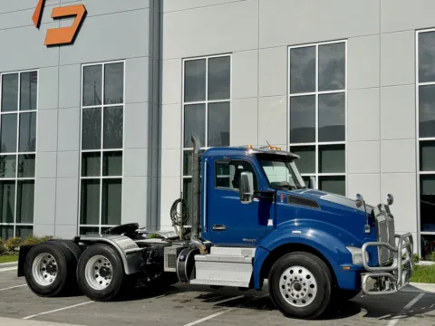 Photos of 2019 KENWORTH T880 for sale in New Lenox, IL at Forge Truck Centers - Illinois