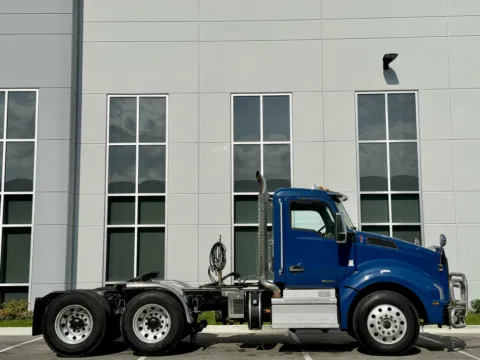 Another view of 2019 KENWORTH T880 for sale in New Lenox, IL at Forge Truck Centers - Illinois