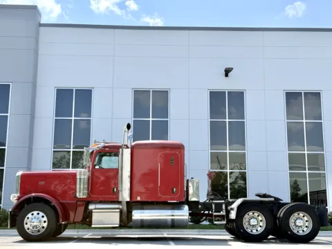 More photos of 2008 PETERBILT 389 at Forge Truck Centers - Illinois, IL
