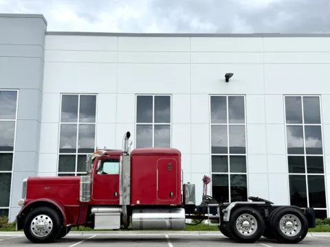 More photos of 2008 PETERBILT 389 at Forge Truck Centers - Illinois, IL