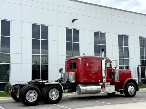 More photos of 2008 PETERBILT 389 at Forge Truck Centers - Illinois, IL