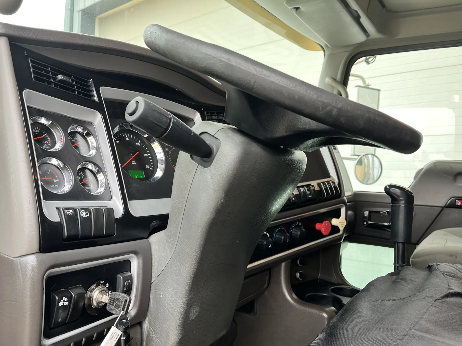2008 Kenworth T800 - image 15