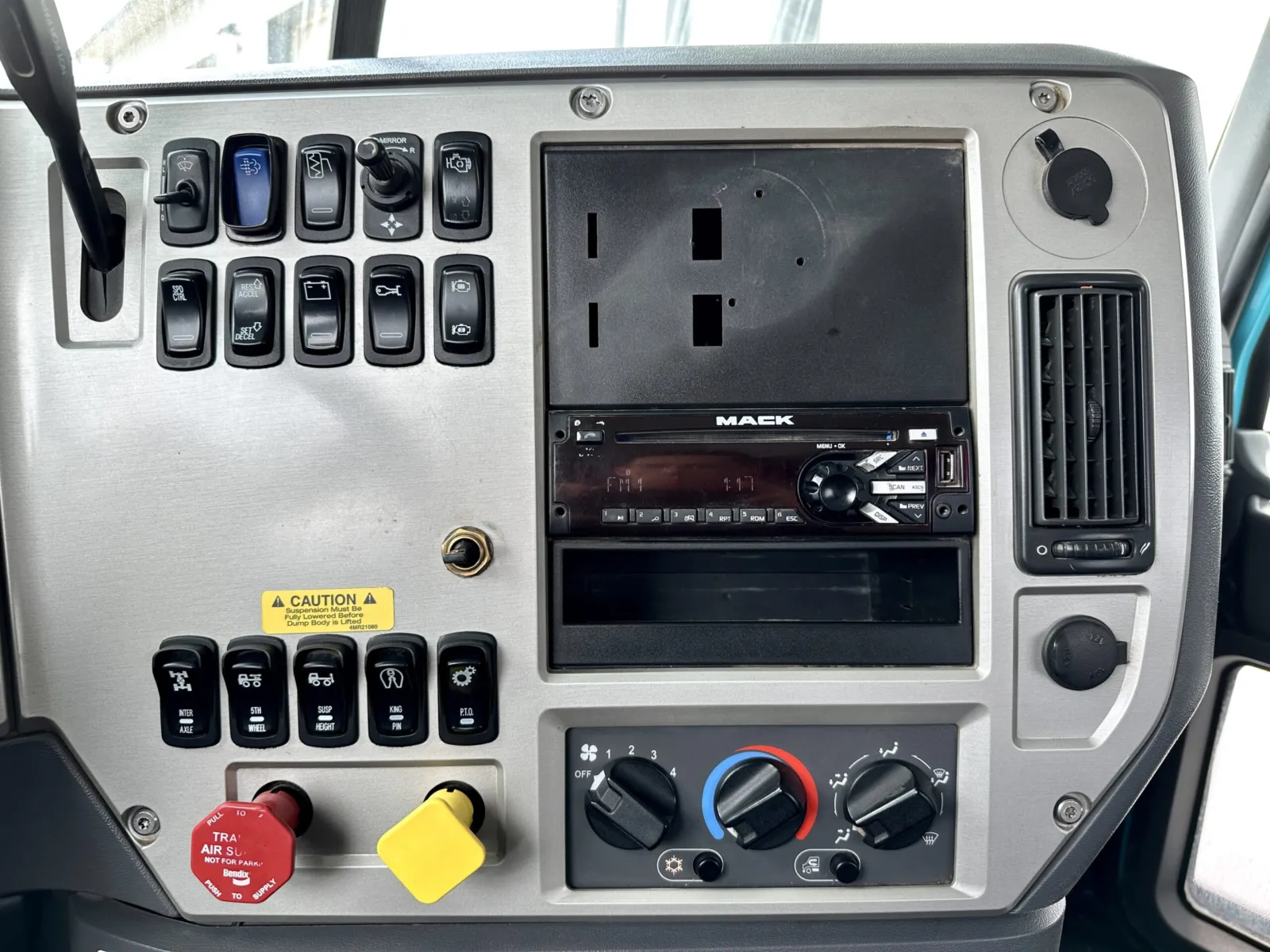 2016 Mack - image 18