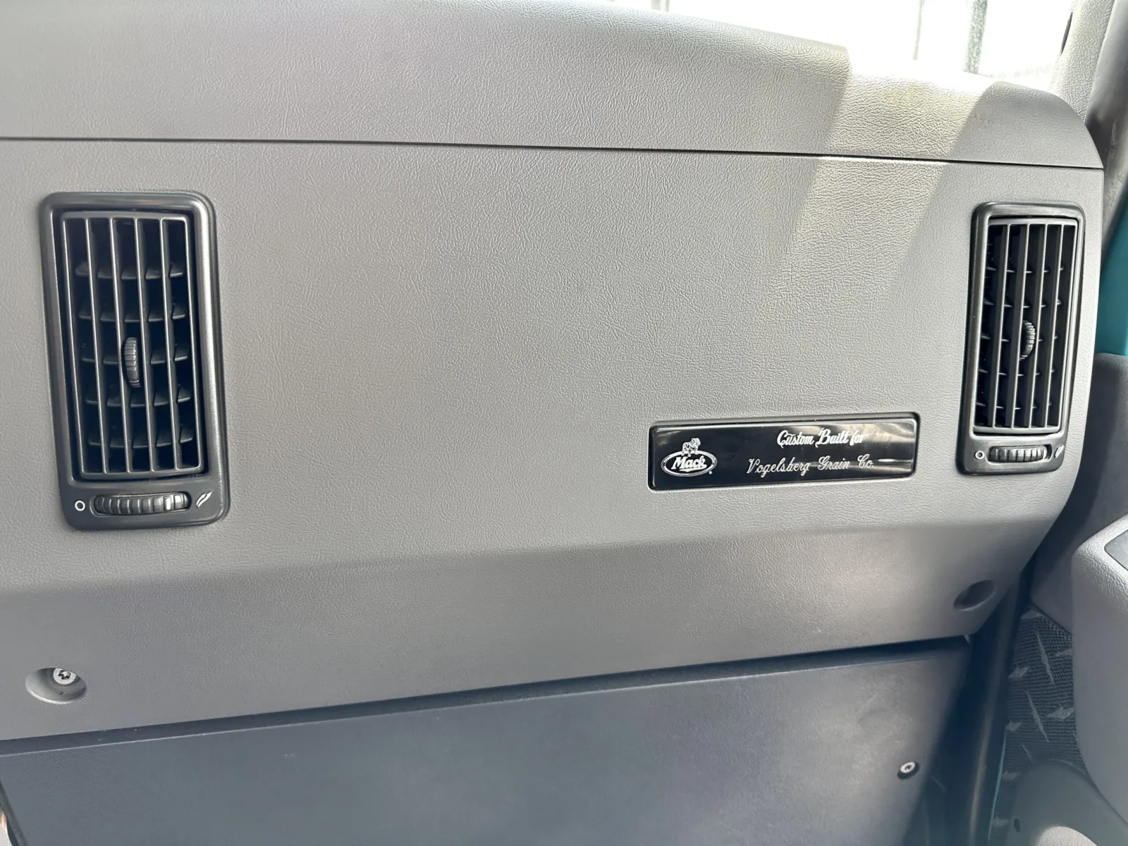 2016 Mack - image 19