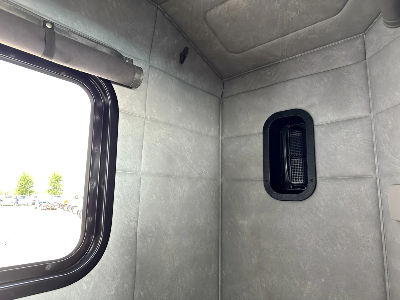 2016 Mack - image 23