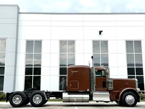 Another view of 2018 PETERBILT 389 for sale in New Lenox, IL at Forge Truck Centers - Illinois