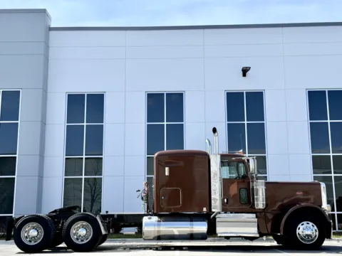 Another view of 2018 PETERBILT 389 for sale in New Lenox, IL at Forge Truck Centers - Illinois