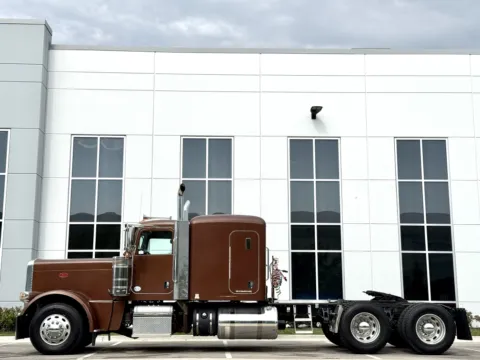 More photos of 2018 PETERBILT 389 at Forge Truck Centers - Illinois, IL
