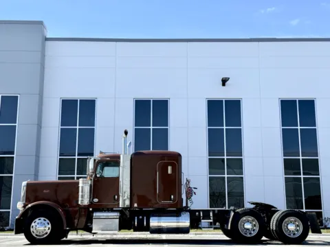 More photos of 2018 PETERBILT 389 at Forge Truck Centers - Illinois, IL