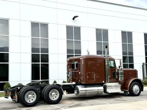 More photos of 2018 PETERBILT 389 at Forge Truck Centers - Illinois, IL