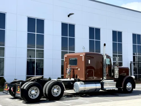 More photos of 2018 PETERBILT 389 at Forge Truck Centers - Illinois, IL