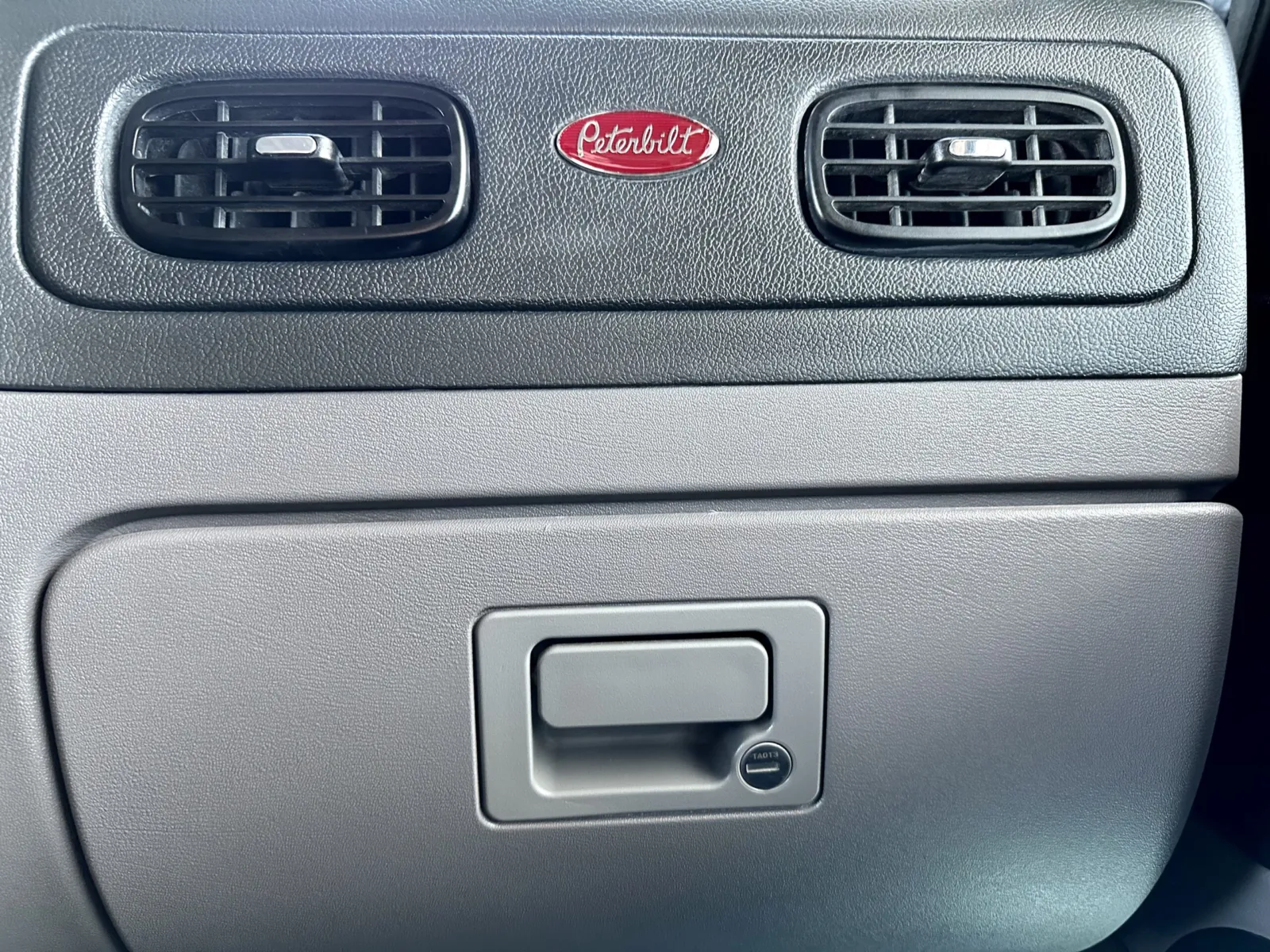 2018 Peterbilt 389 - image 19