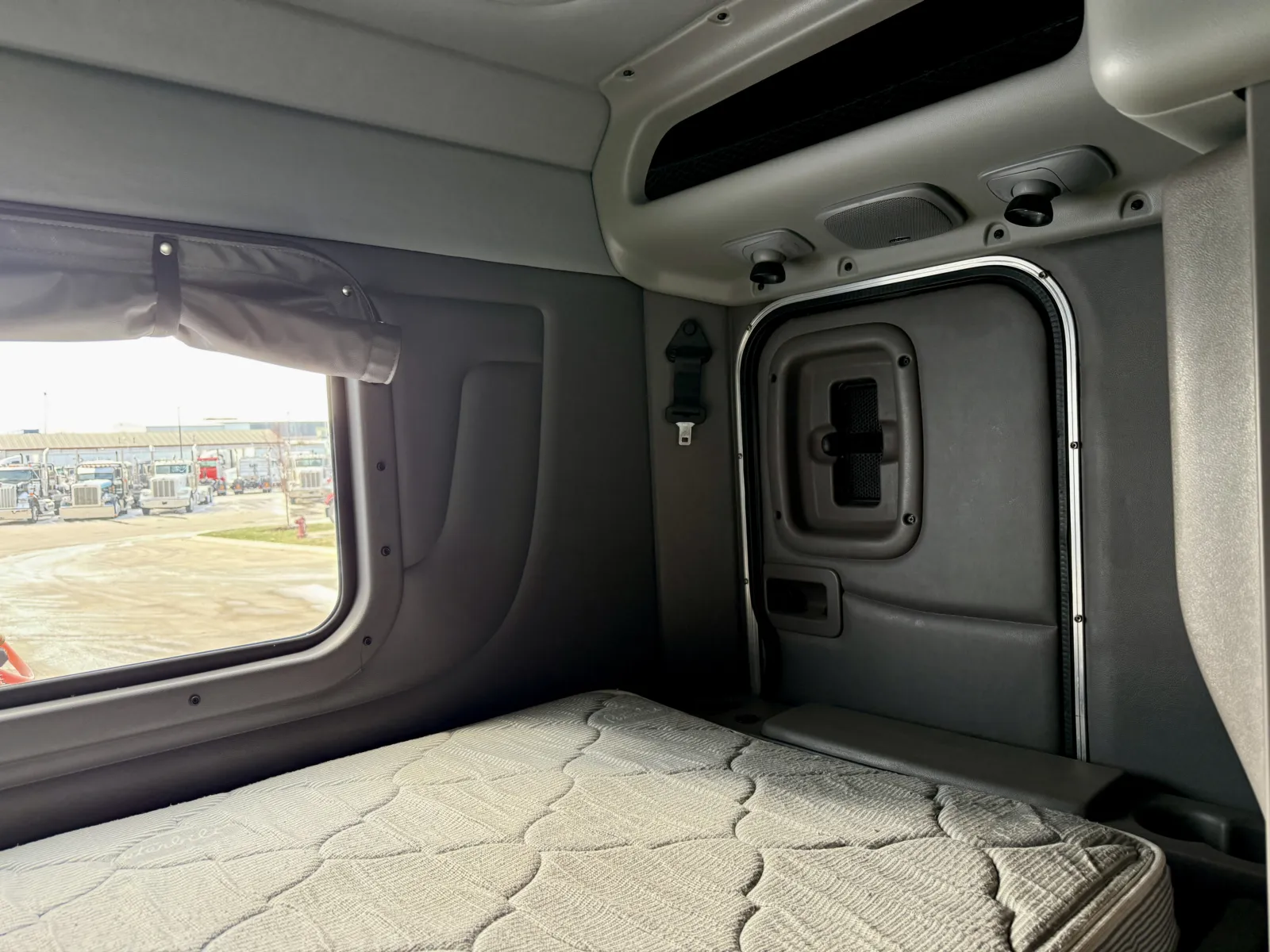 2018 Peterbilt 389 - image 24