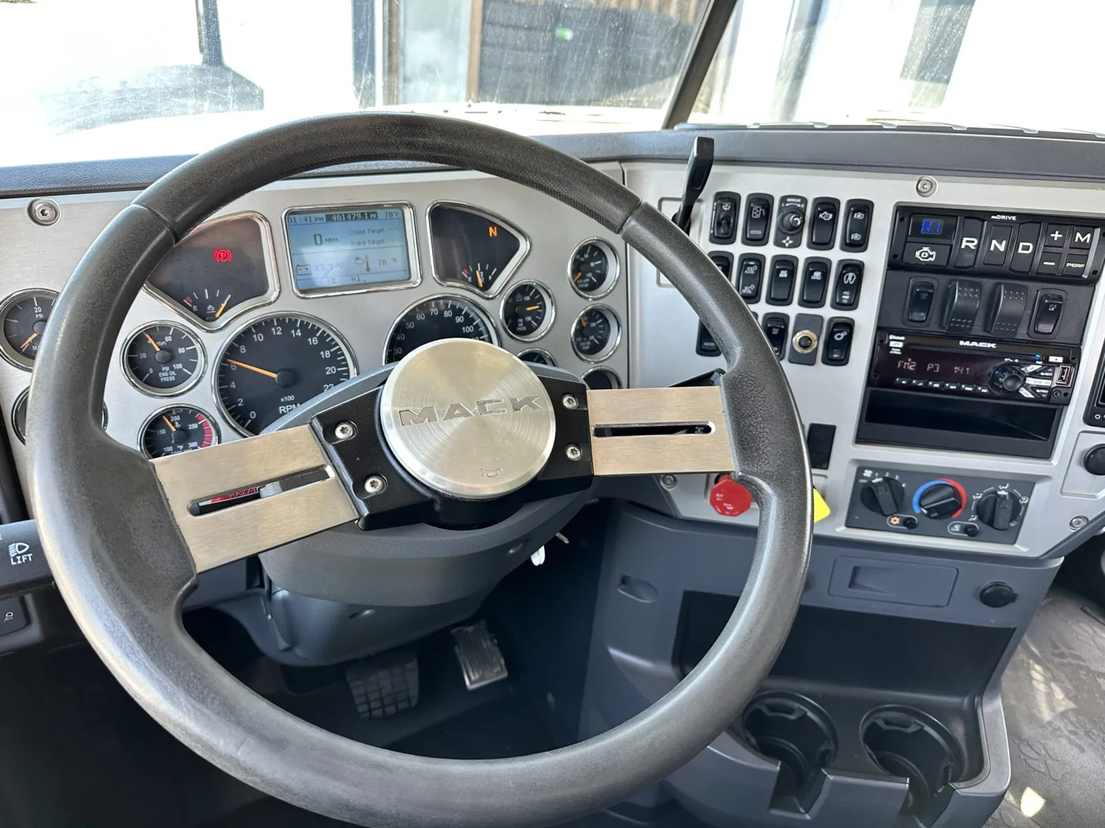 2017 Mack - image 15