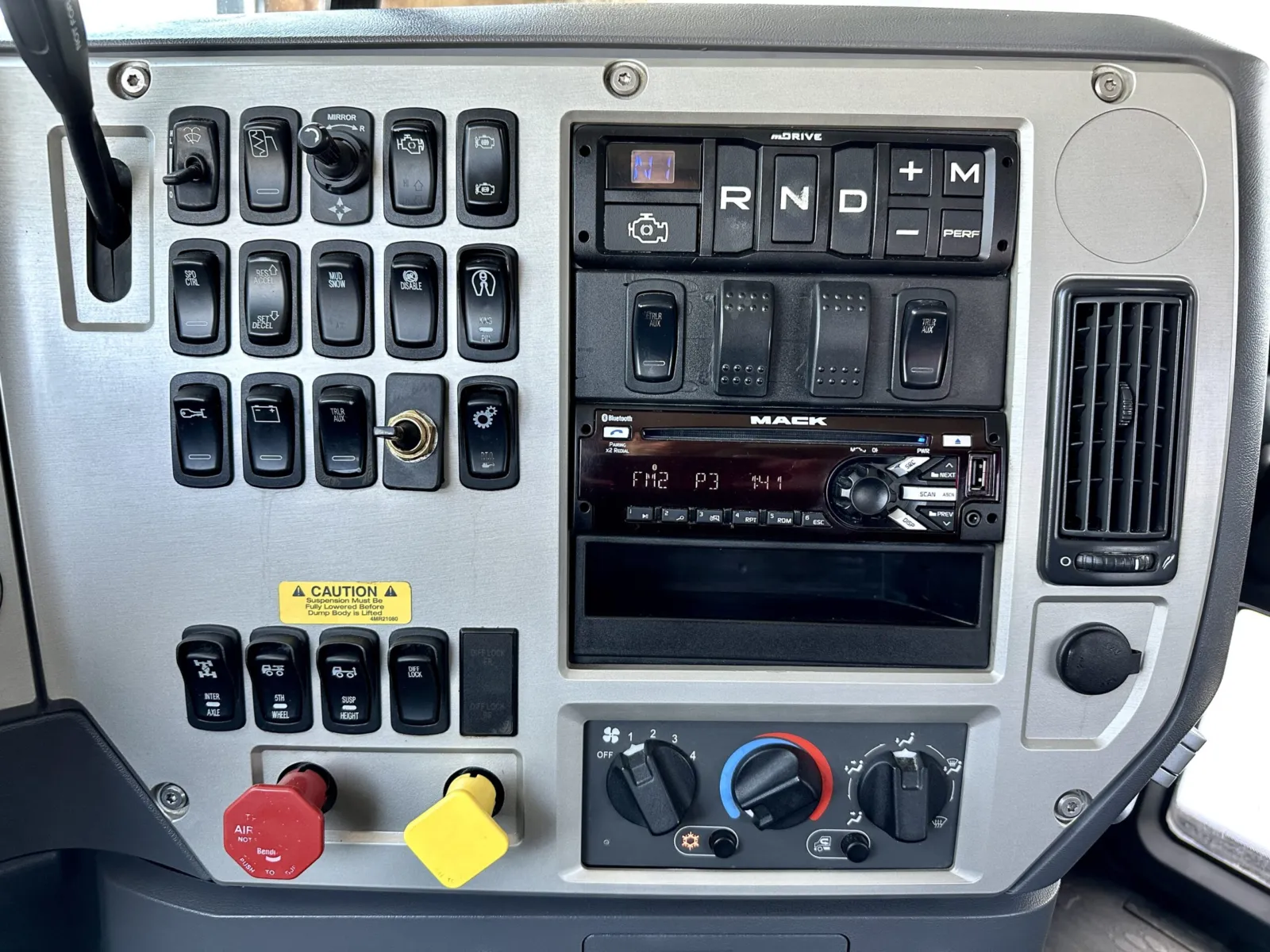 2017 Mack - image 18