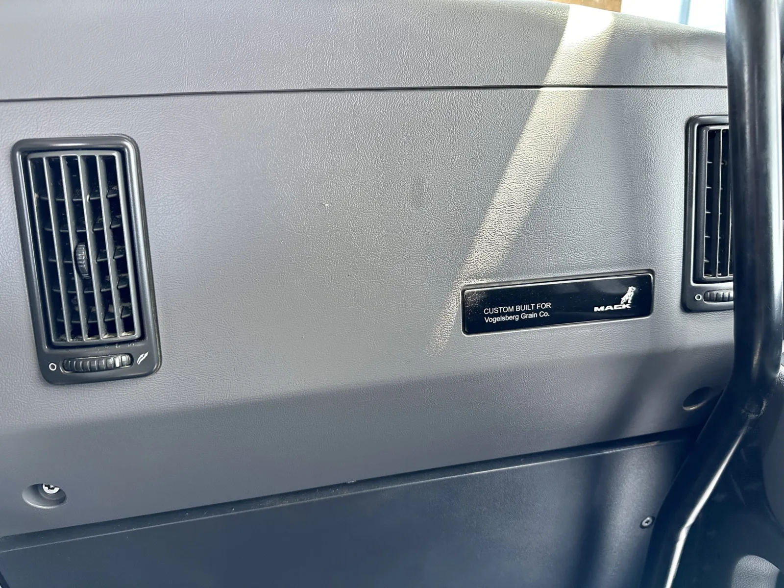 2017 Mack - image 19