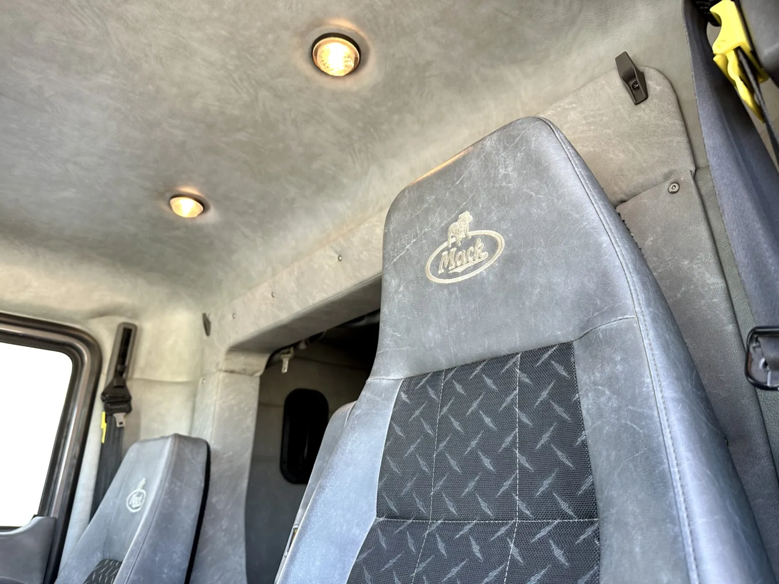 2017 Mack - image 20