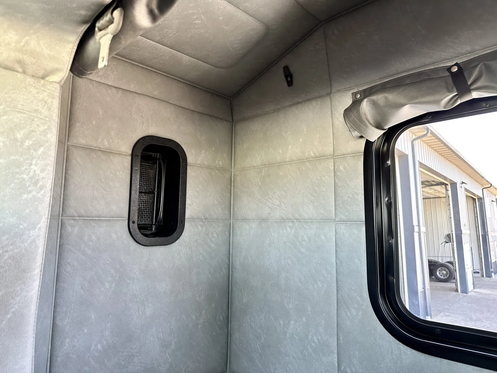 2017 Mack - image 22