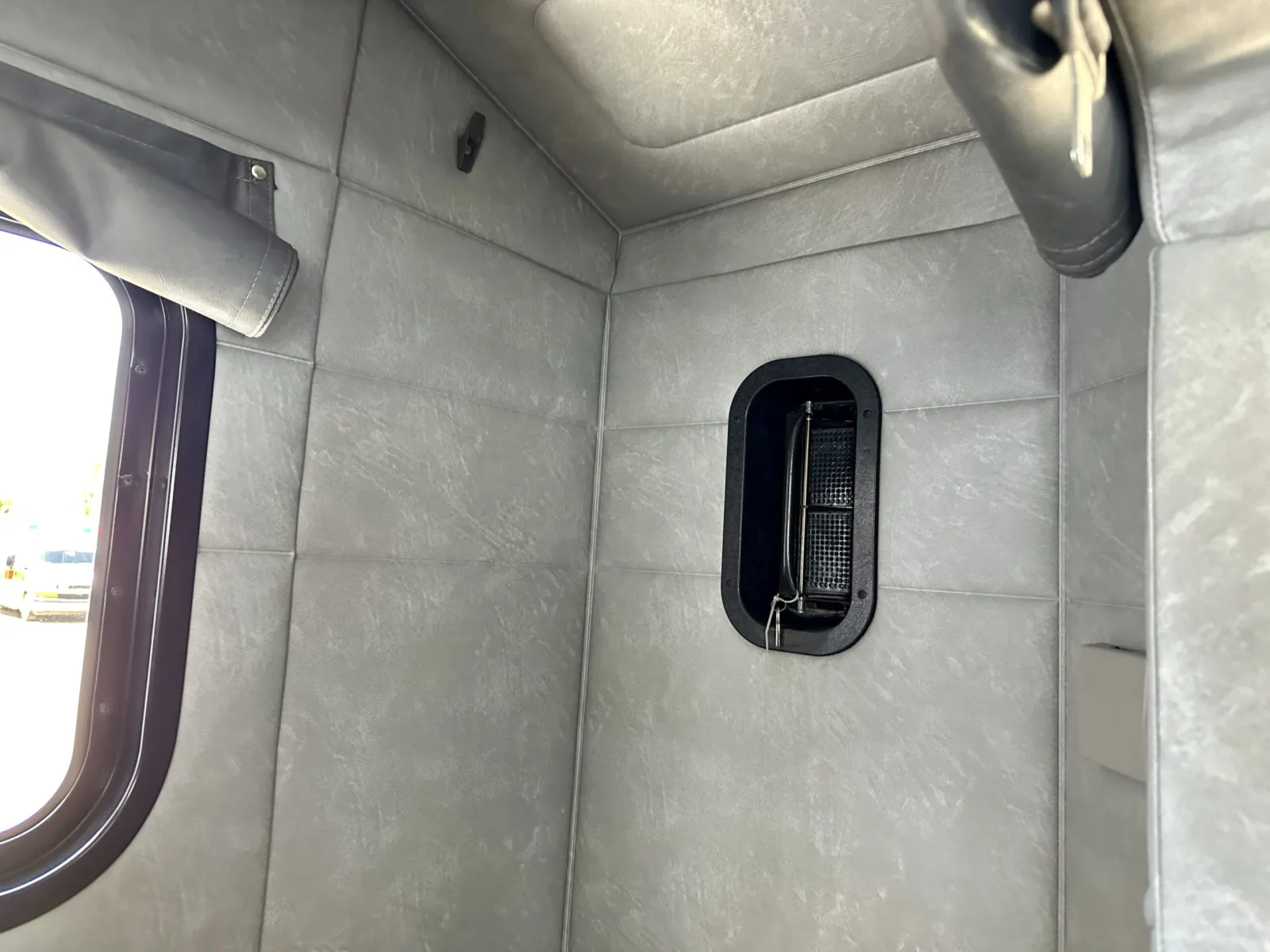 2017 Mack - image 23