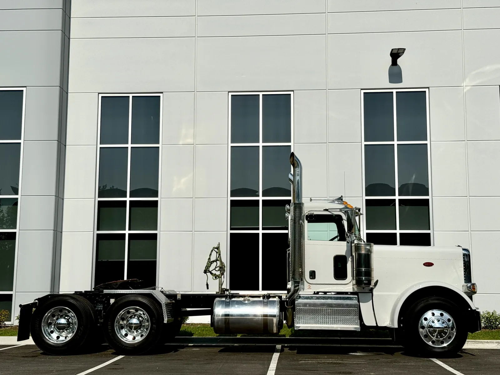 2022 Peterbilt 389 - image 3